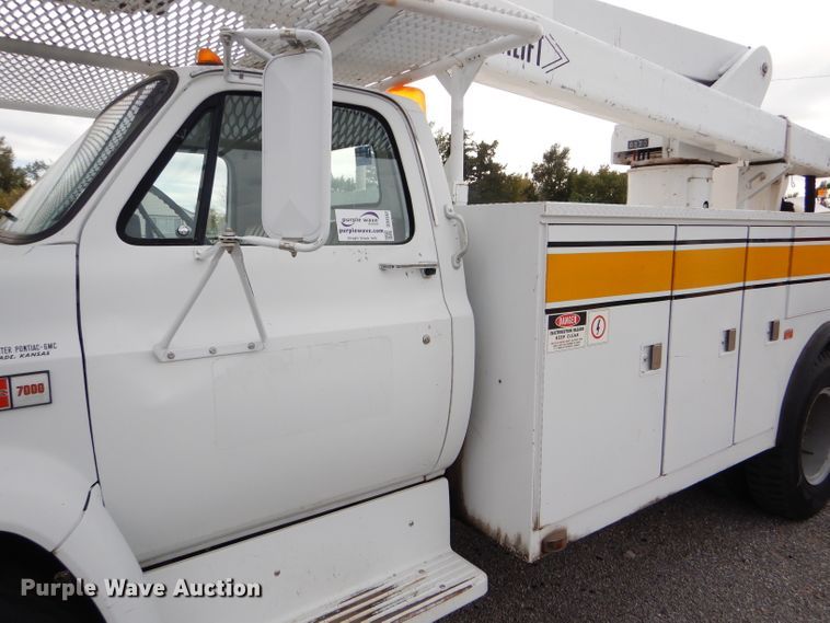 image for item DD4542 1987 GMC 7000 bucket truck