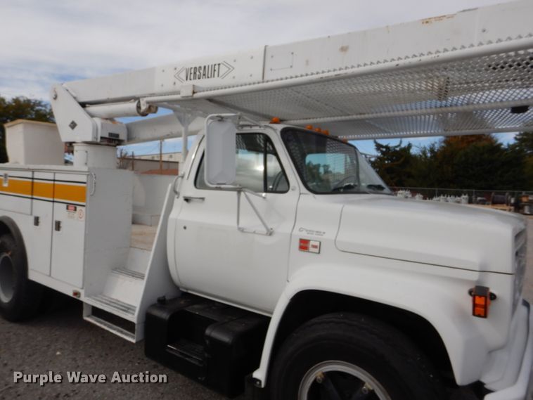 image for item DD4542 1987 GMC 7000 bucket truck