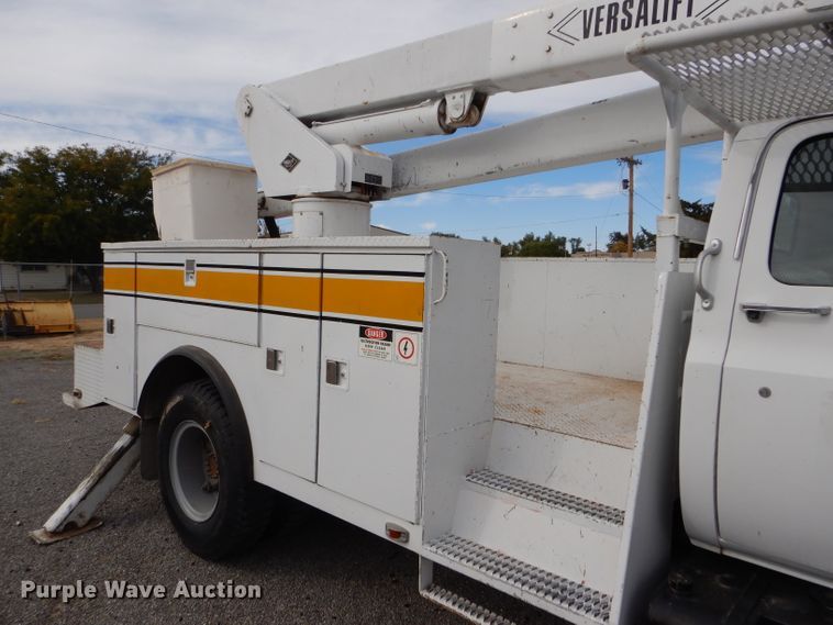 image for item DD4542 1987 GMC 7000 bucket truck