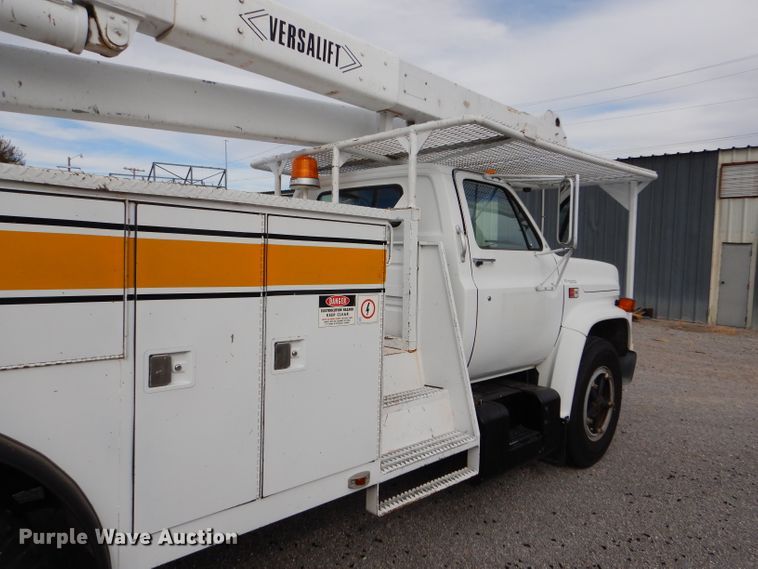 image for item DD4542 1987 GMC 7000 bucket truck
