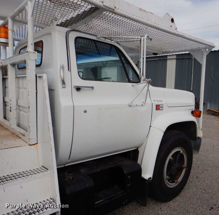 image for item DD4542 1987 GMC 7000 bucket truck