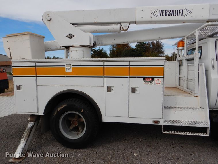 image for item DD4542 1987 GMC 7000 bucket truck