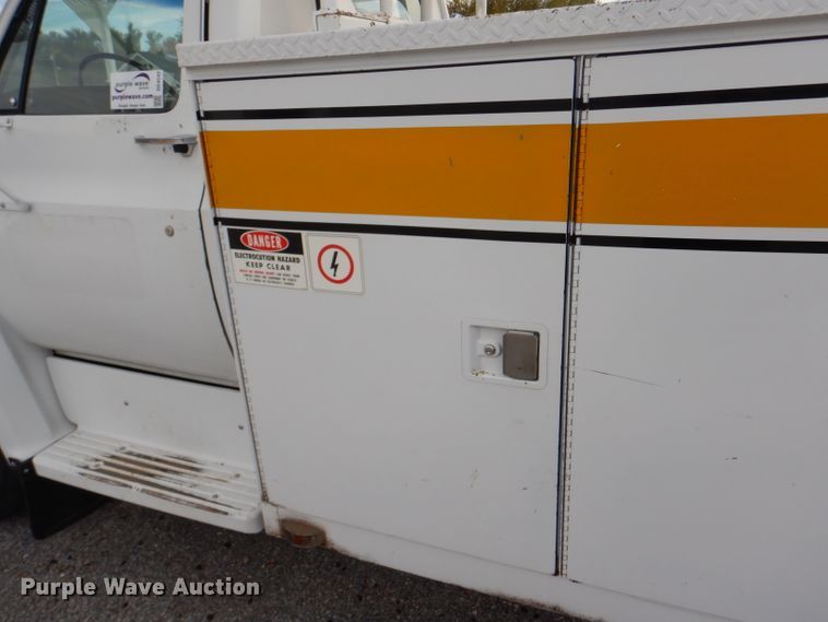 image for item DD4542 1987 GMC 7000 bucket truck