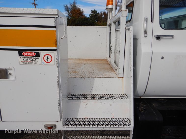 image for item DD4542 1987 GMC 7000 bucket truck