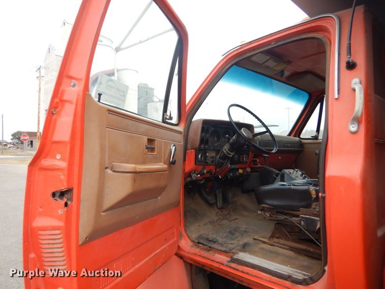 image for item DD4559 1988 GMC TopKick 7000 dump truck