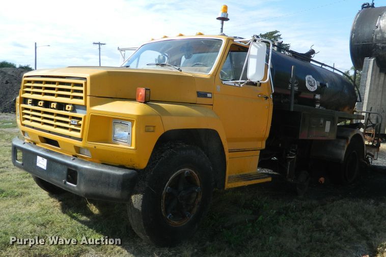 image for item DE4350 1980 Ford oil distributor truck