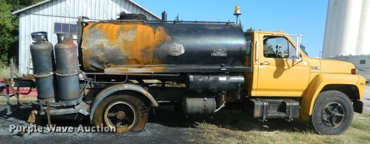 image for item DE4350 1980 Ford oil distributor truck