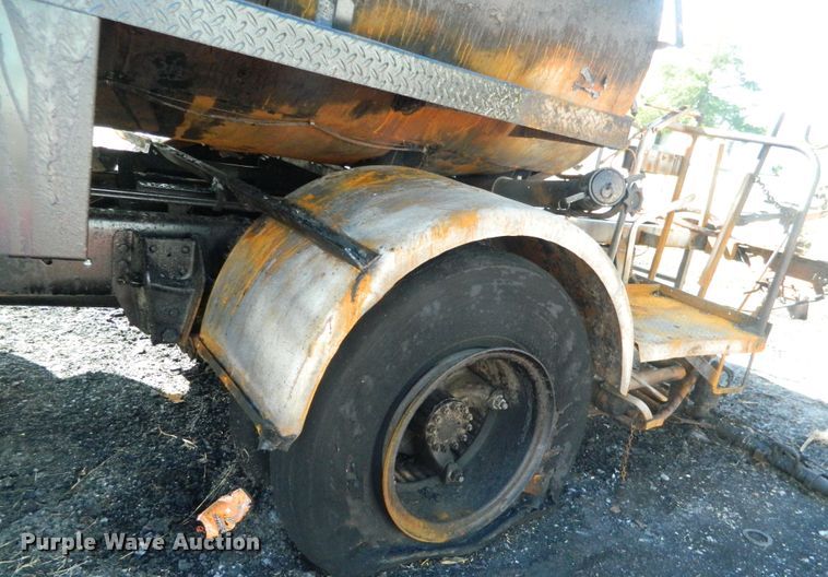 image for item DE4350 1980 Ford oil distributor truck