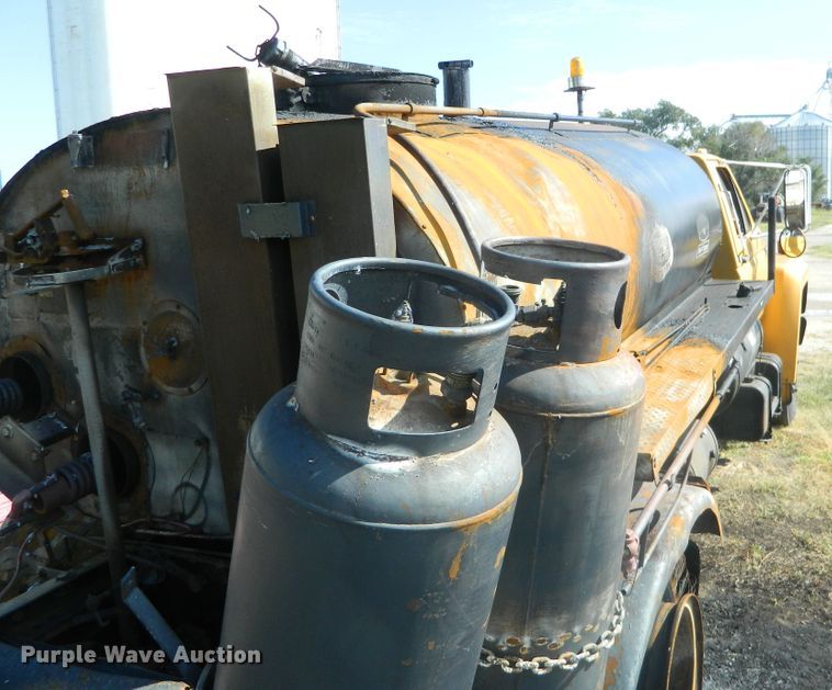 image for item DE4350 1980 Ford oil distributor truck