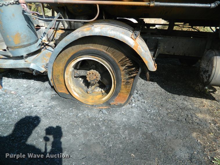 image for item DE4350 1980 Ford oil distributor truck