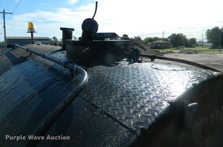 image for item DE4350 1980 Ford oil distributor truck