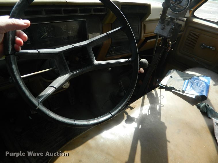 image for item DE4350 1980 Ford oil distributor truck