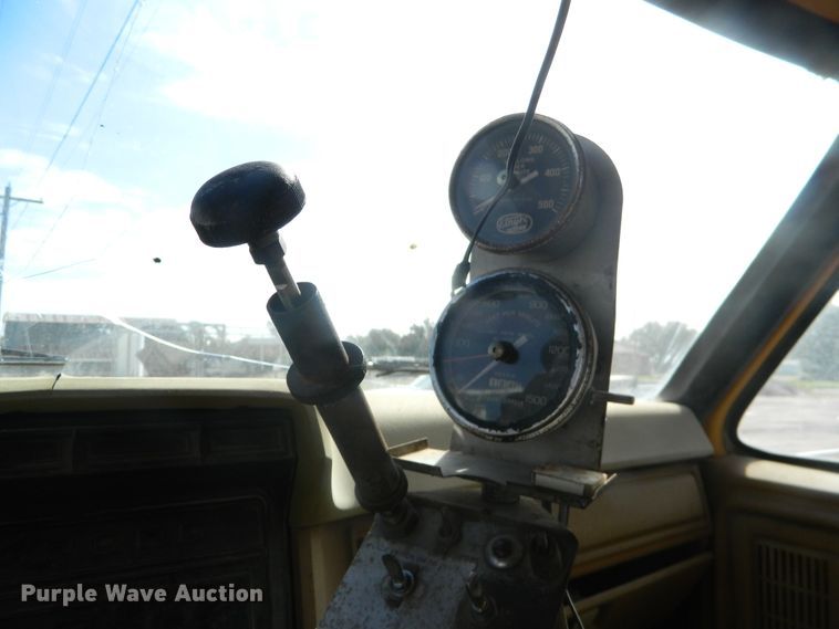 image for item DE4350 1980 Ford oil distributor truck