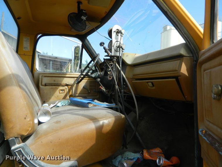 image for item DE4350 1980 Ford oil distributor truck