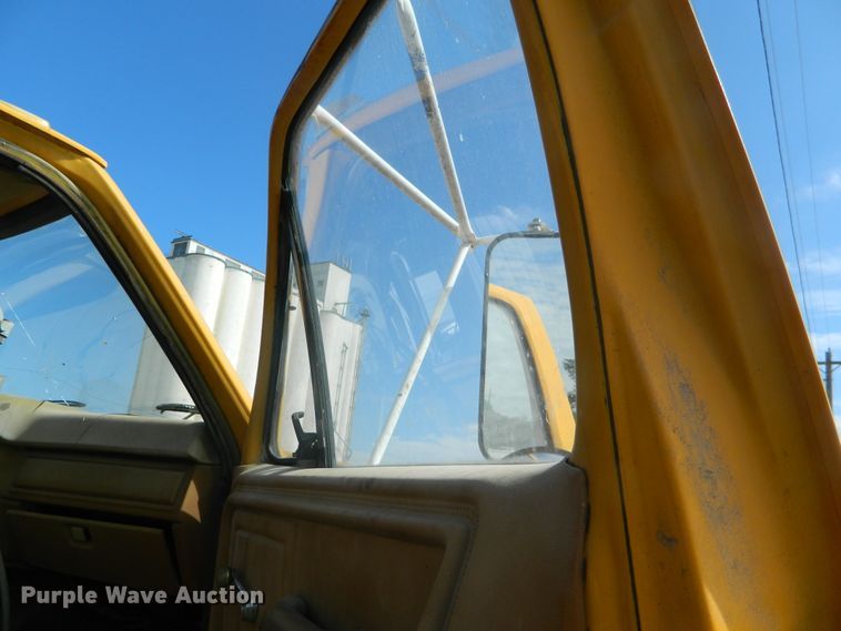 image for item DE4350 1980 Ford oil distributor truck