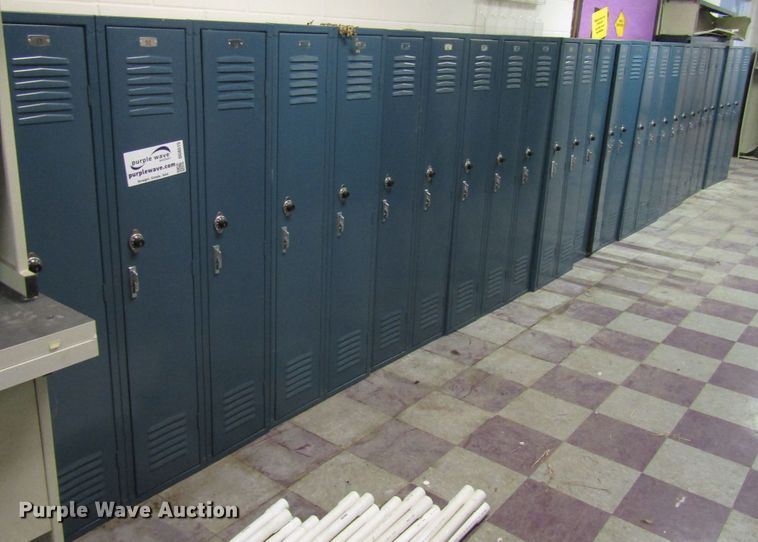 (30) lockers in Salina, KS | Item DG6515 sold | Purple Wave