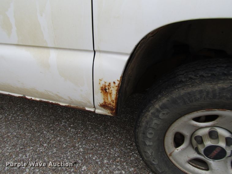 image for item DG6588 2001 GMC Sierra 1500 pickup truck