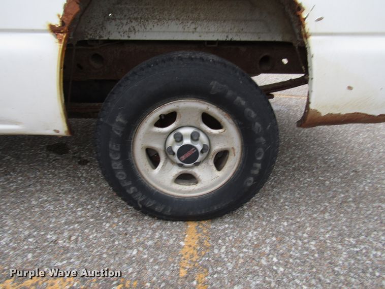 image for item DG6588 2001 GMC Sierra 1500 pickup truck