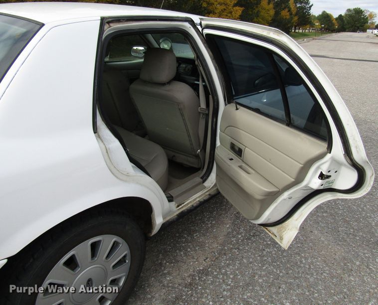 image for item DG6593 2010 Ford Crown Victoria Police Interceptor