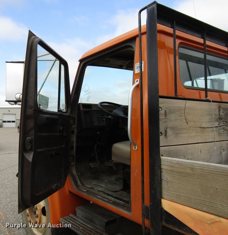 image for item DG6595 1992 International 4600 flatbed truck