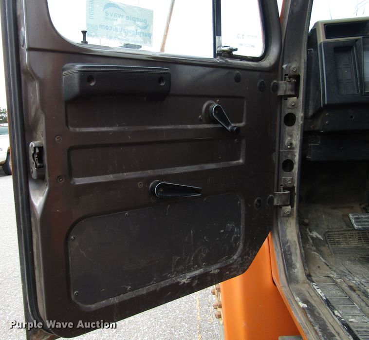 image for item DG6595 1992 International 4600 flatbed truck