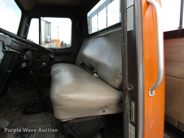 image for item DG6595 1992 International 4600 flatbed truck