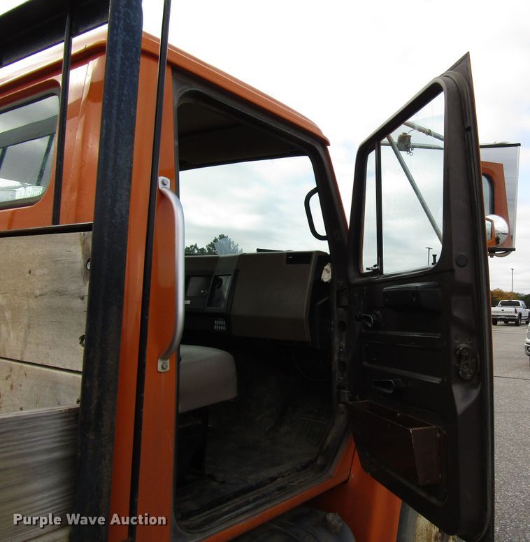 image for item DG6595 1992 International 4600 flatbed truck