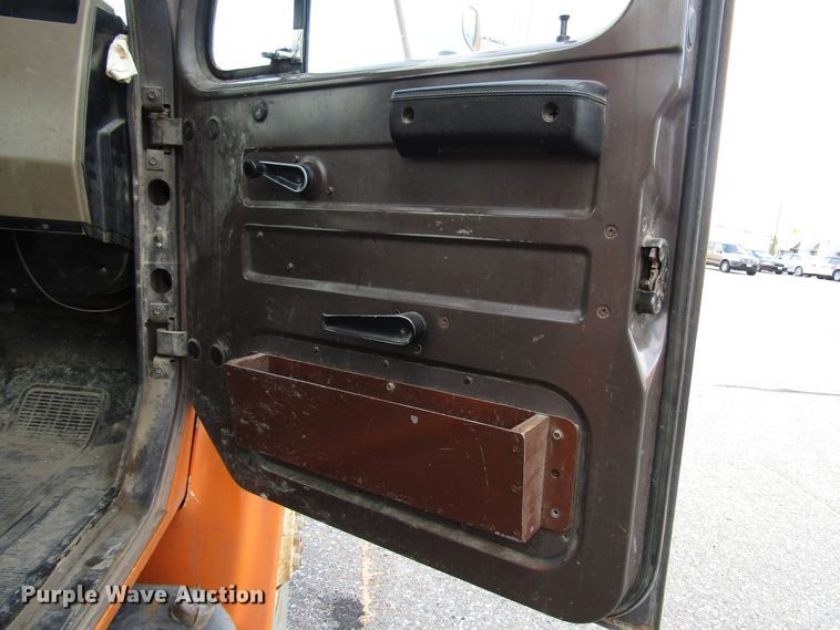 image for item DG6595 1992 International 4600 flatbed truck