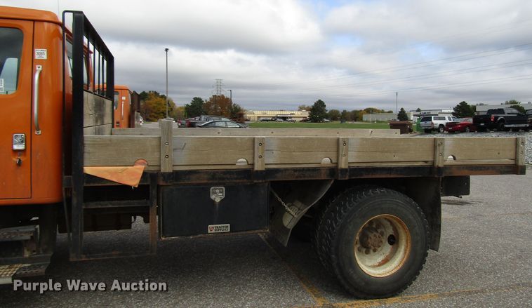 image for item DG6595 1992 International 4600 flatbed truck