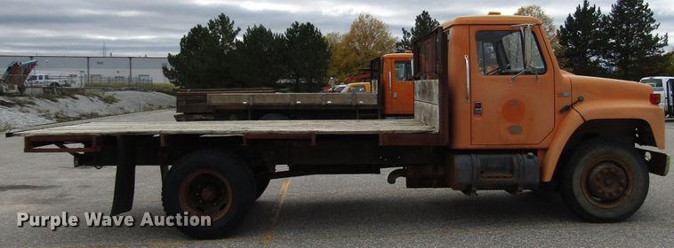 image for item DG6596 1987 International 1654 flatbed truck