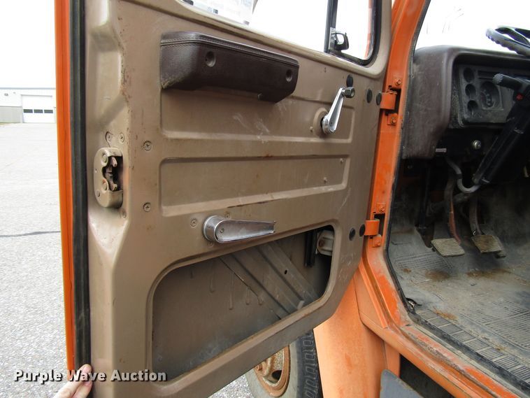 image for item DG6596 1987 International 1654 flatbed truck