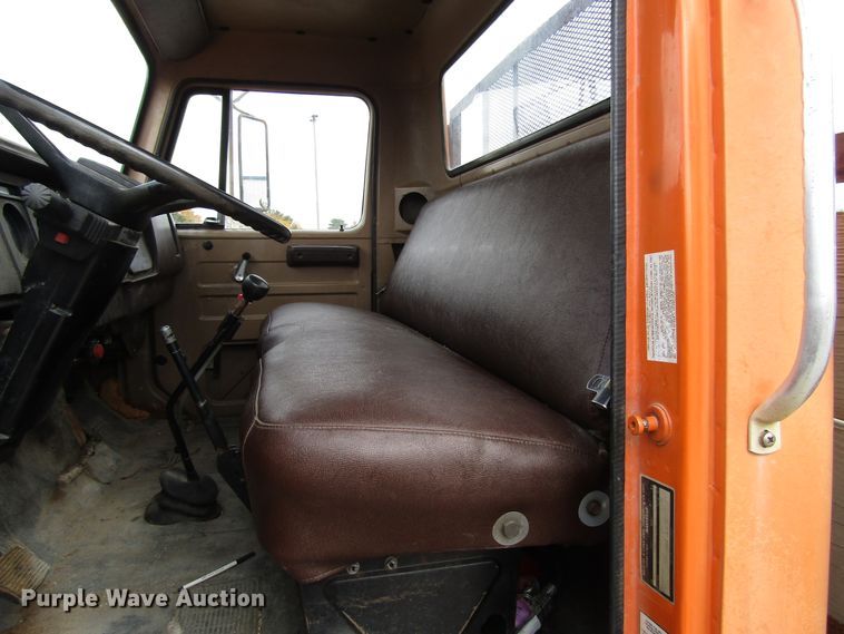 image for item DG6596 1987 International 1654 flatbed truck