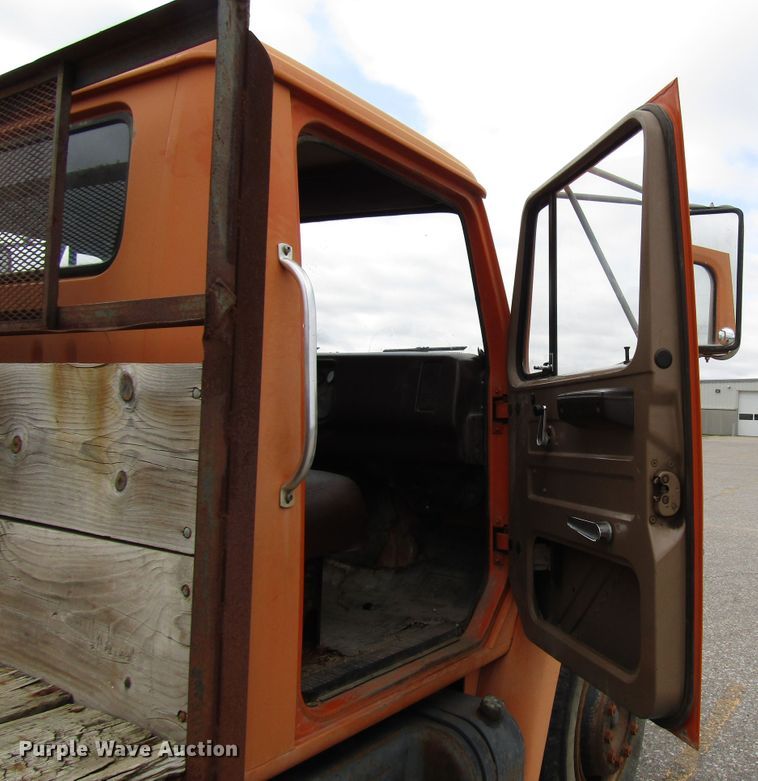 image for item DG6596 1987 International 1654 flatbed truck