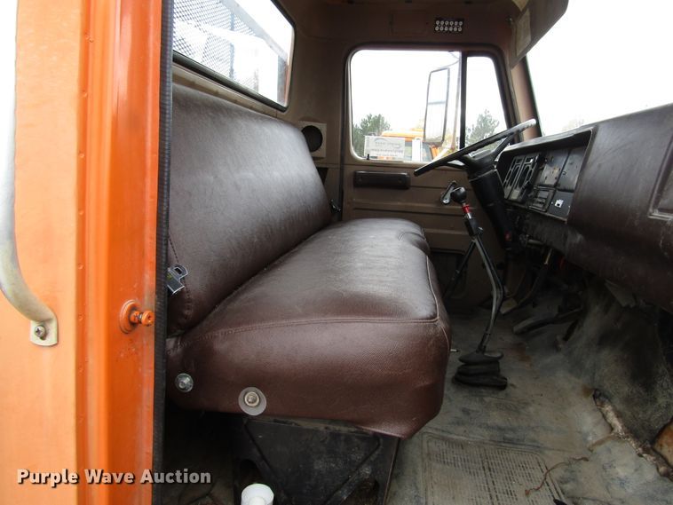 image for item DG6596 1987 International 1654 flatbed truck