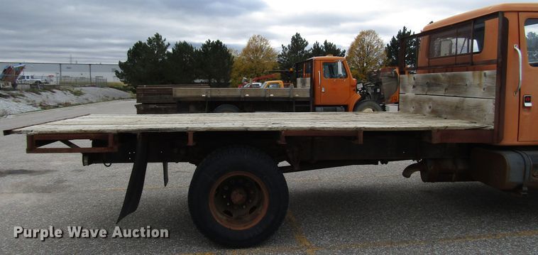 image for item DG6596 1987 International 1654 flatbed truck