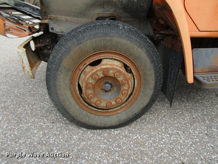 image for item DG6596 1987 International 1654 flatbed truck