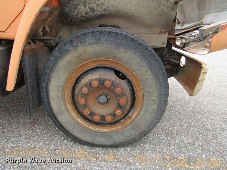 image for item DG6596 1987 International 1654 flatbed truck