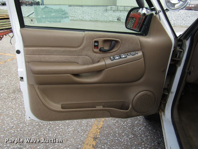 image for item DG6597 2001 Chevrolet Blazer SUV