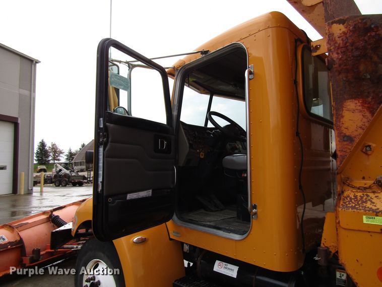 image for item DG6640 2009 Peterbilt 335 dump truck