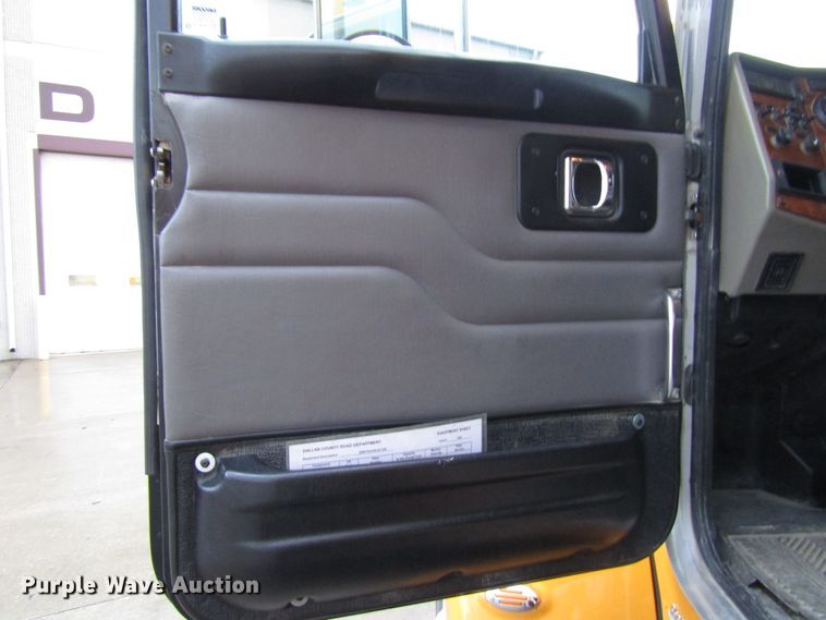 image for item DG6640 2009 Peterbilt 335 dump truck