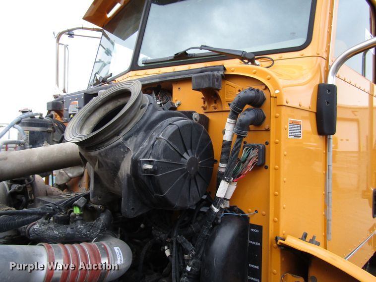 image for item DG6640 2009 Peterbilt 335 dump truck