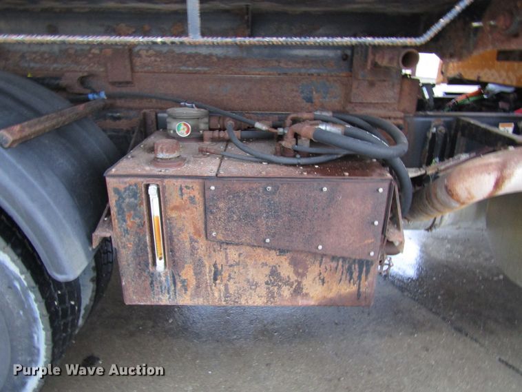 image for item DG6640 2009 Peterbilt 335 dump truck