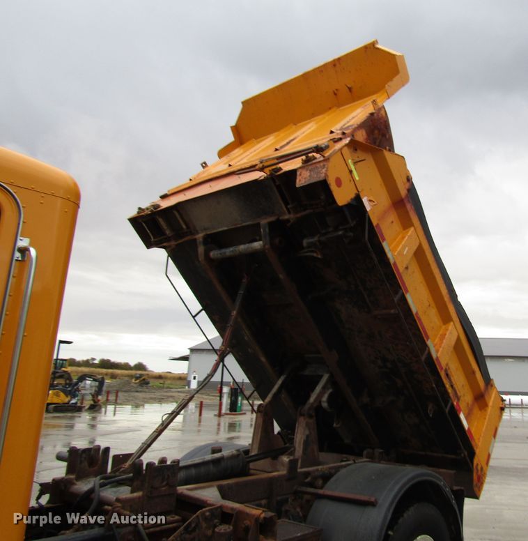 image for item DG6640 2009 Peterbilt 335 dump truck