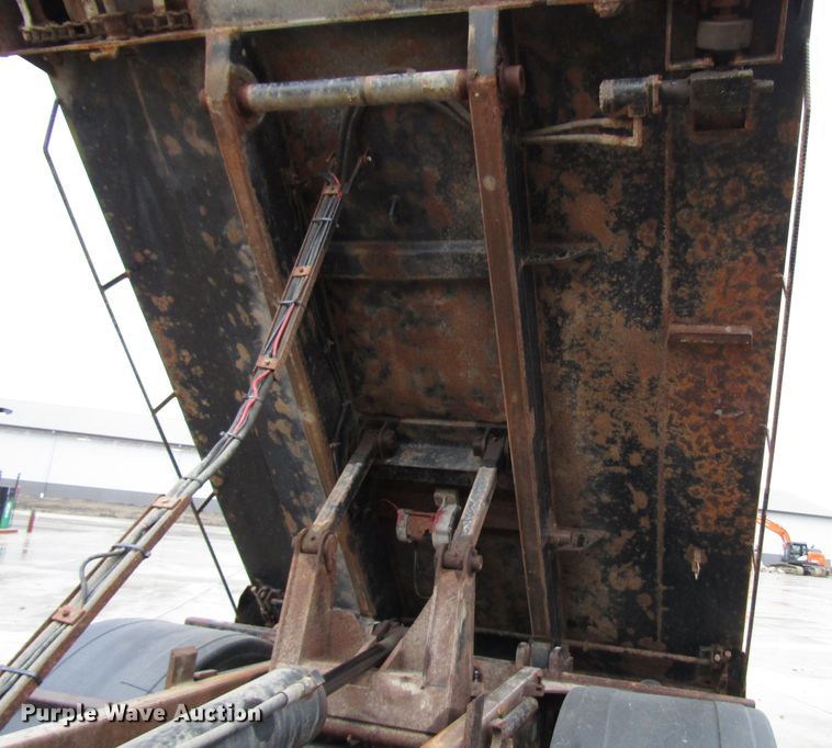 image for item DG6640 2009 Peterbilt 335 dump truck