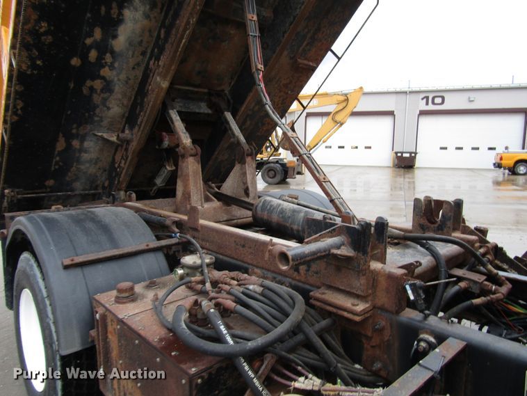 image for item DG6640 2009 Peterbilt 335 dump truck