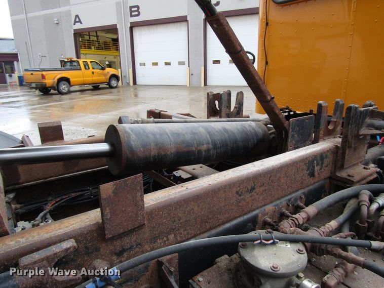 image for item DG6640 2009 Peterbilt 335 dump truck