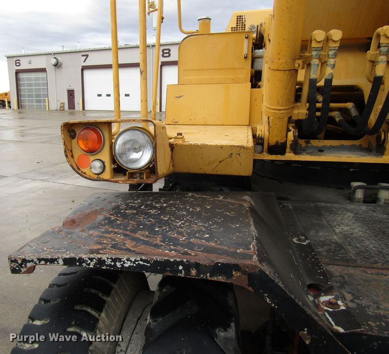 image for item DG6641 1994 John Deere 595D rubber tire excavator