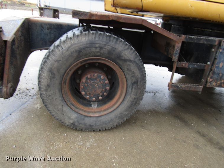 image for item DG6641 1994 John Deere 595D rubber tire excavator