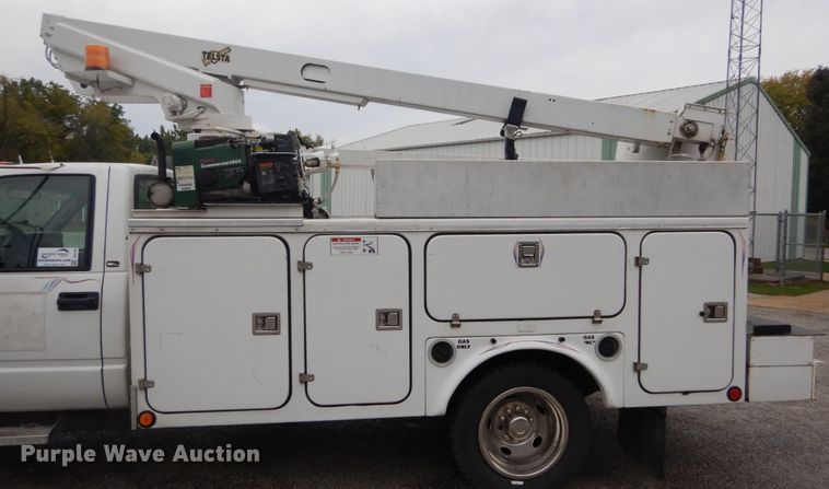 image for item DH2206 1999 GMC Sierra 3500HD bucket truck