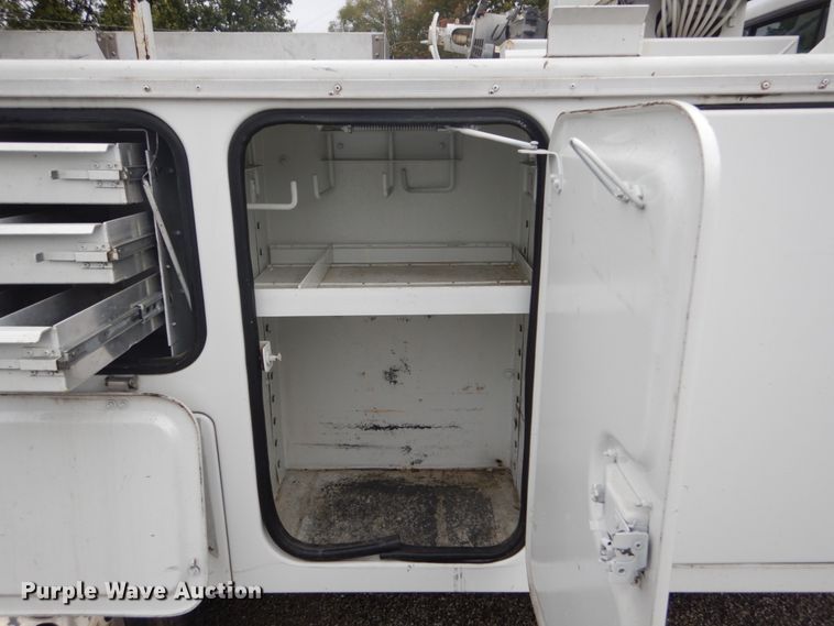 image for item DH2206 1999 GMC Sierra 3500HD bucket truck